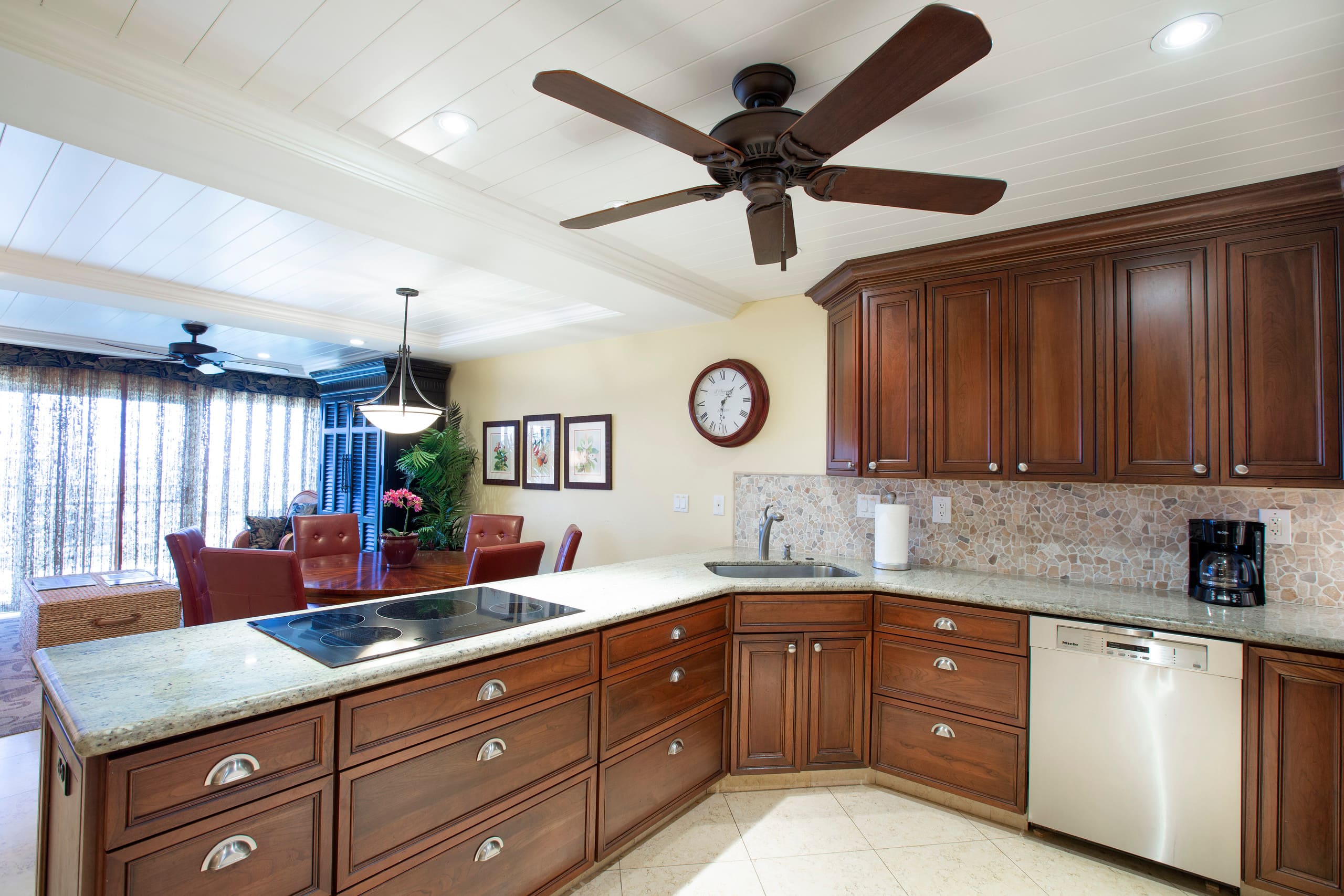 Condo in Lahaina · ★4.58 · 2 bedrooms · 4 beds · 2.5 baths - Image 11