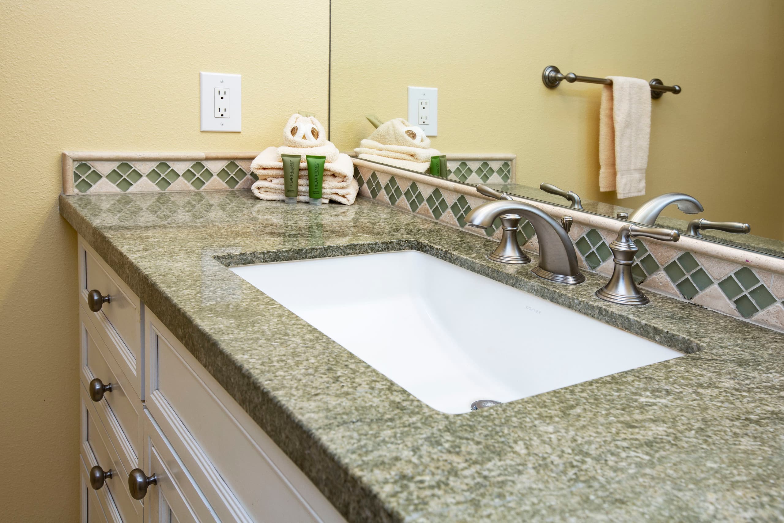 Condo in Lahaina · ★4.58 · 2 bedrooms · 4 beds · 2.5 baths - Image 13