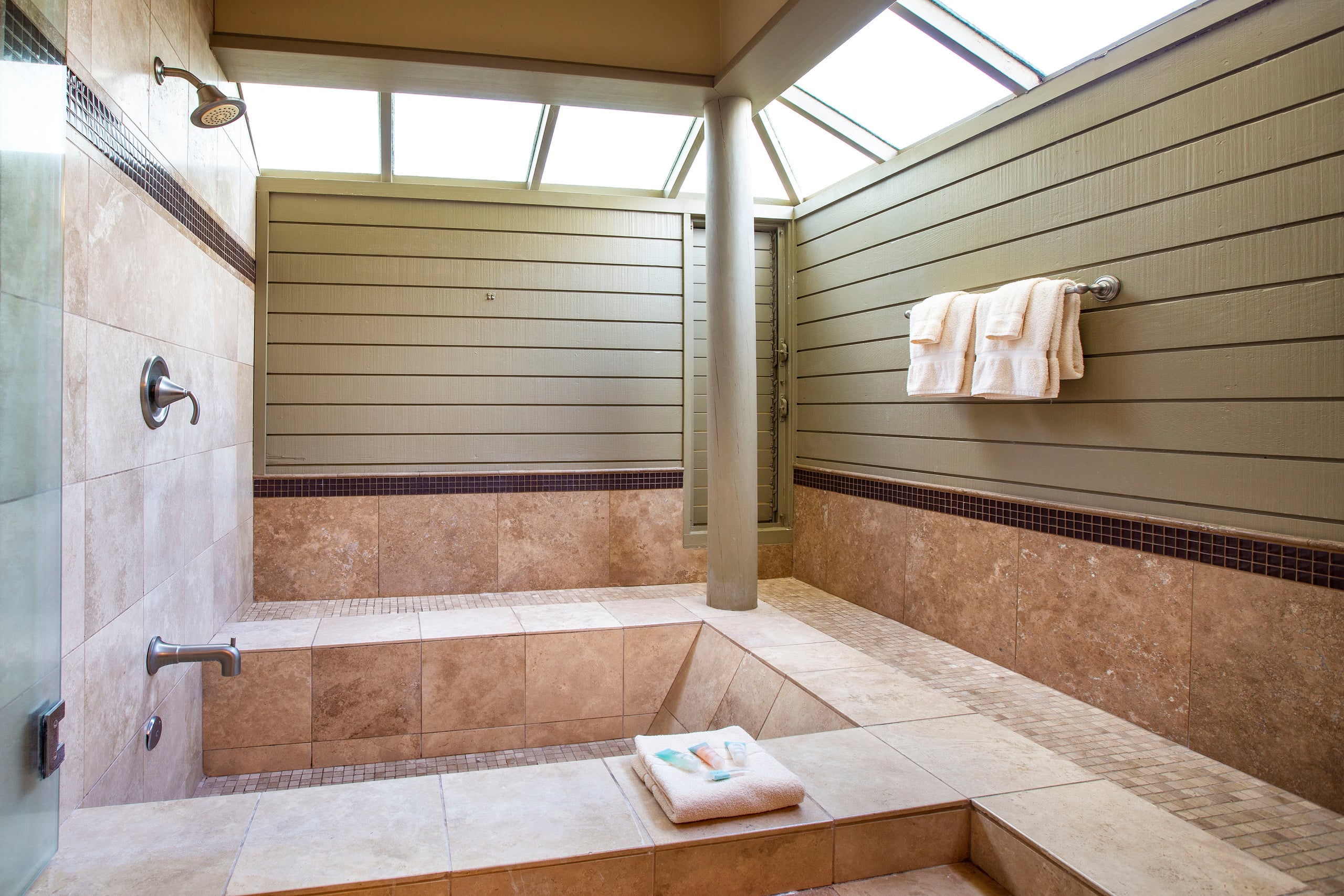 Condo in Lahaina · ★4.65 · 2 bedrooms · 3 beds · 2.5 baths - Image 15