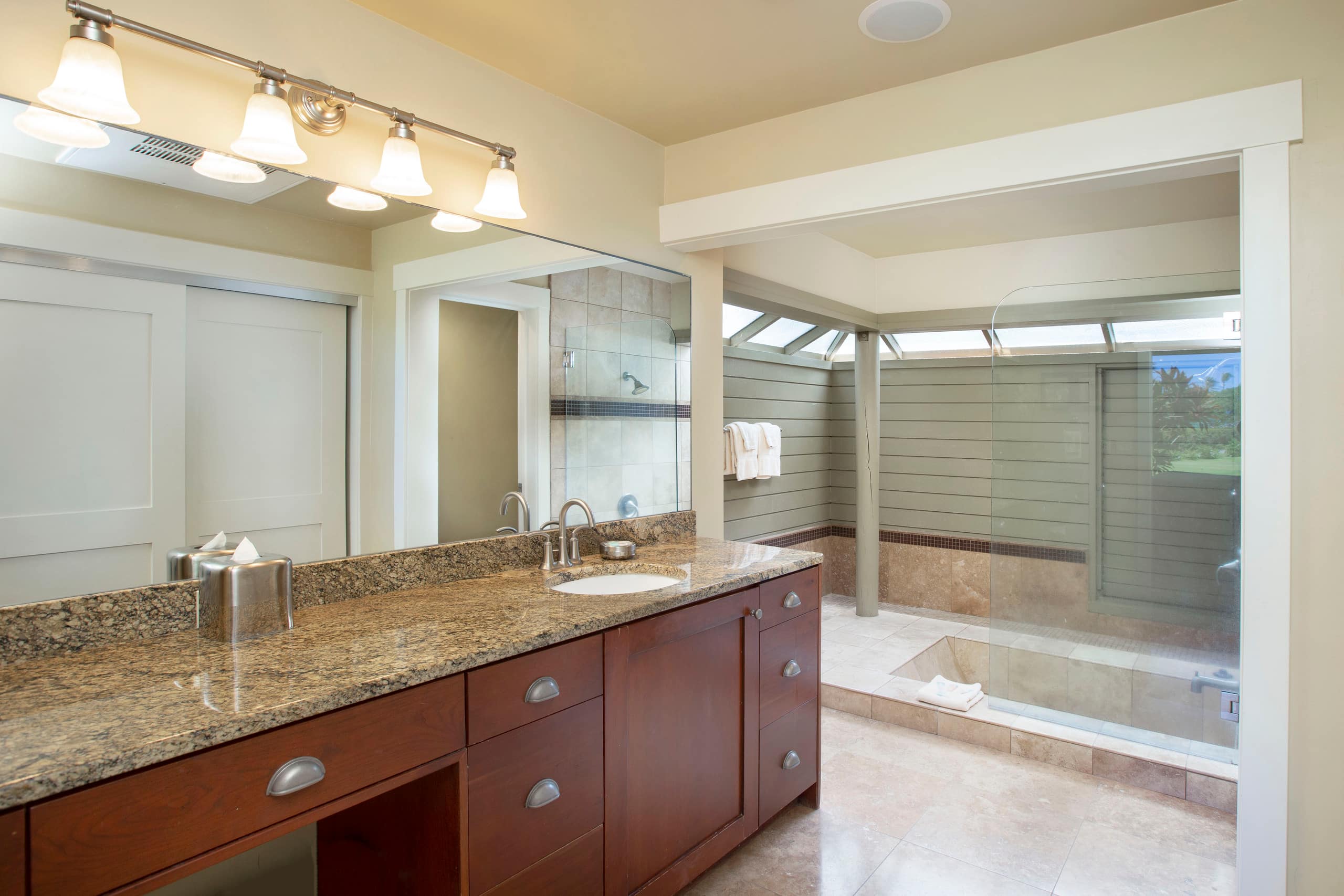 Condo in Lahaina · ★4.65 · 2 bedrooms · 3 beds · 2.5 baths - Image 18