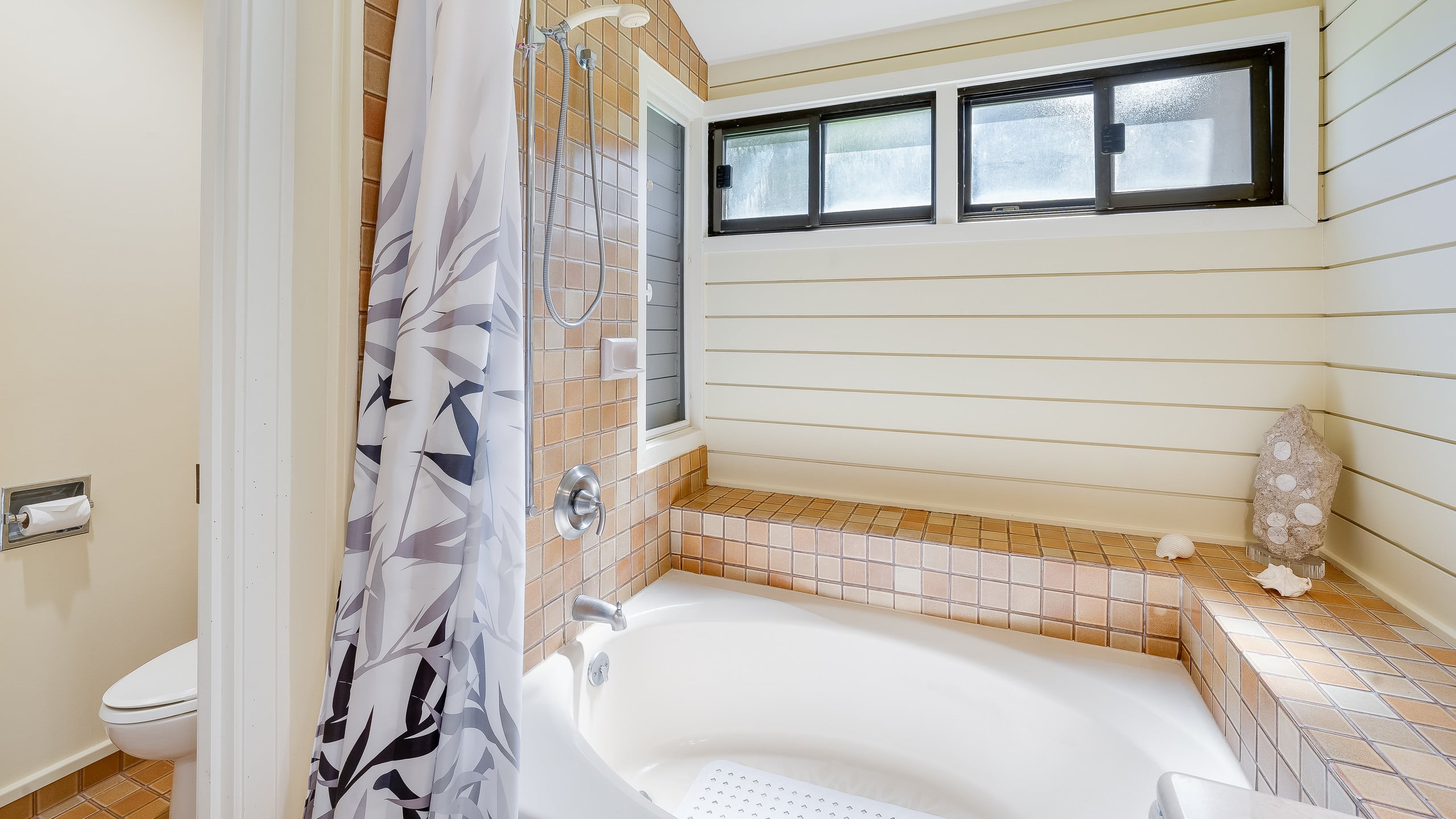 Condo in Lahaina · ★4.79 · 2 bedrooms · 3 beds · 3 private baths - Image 11