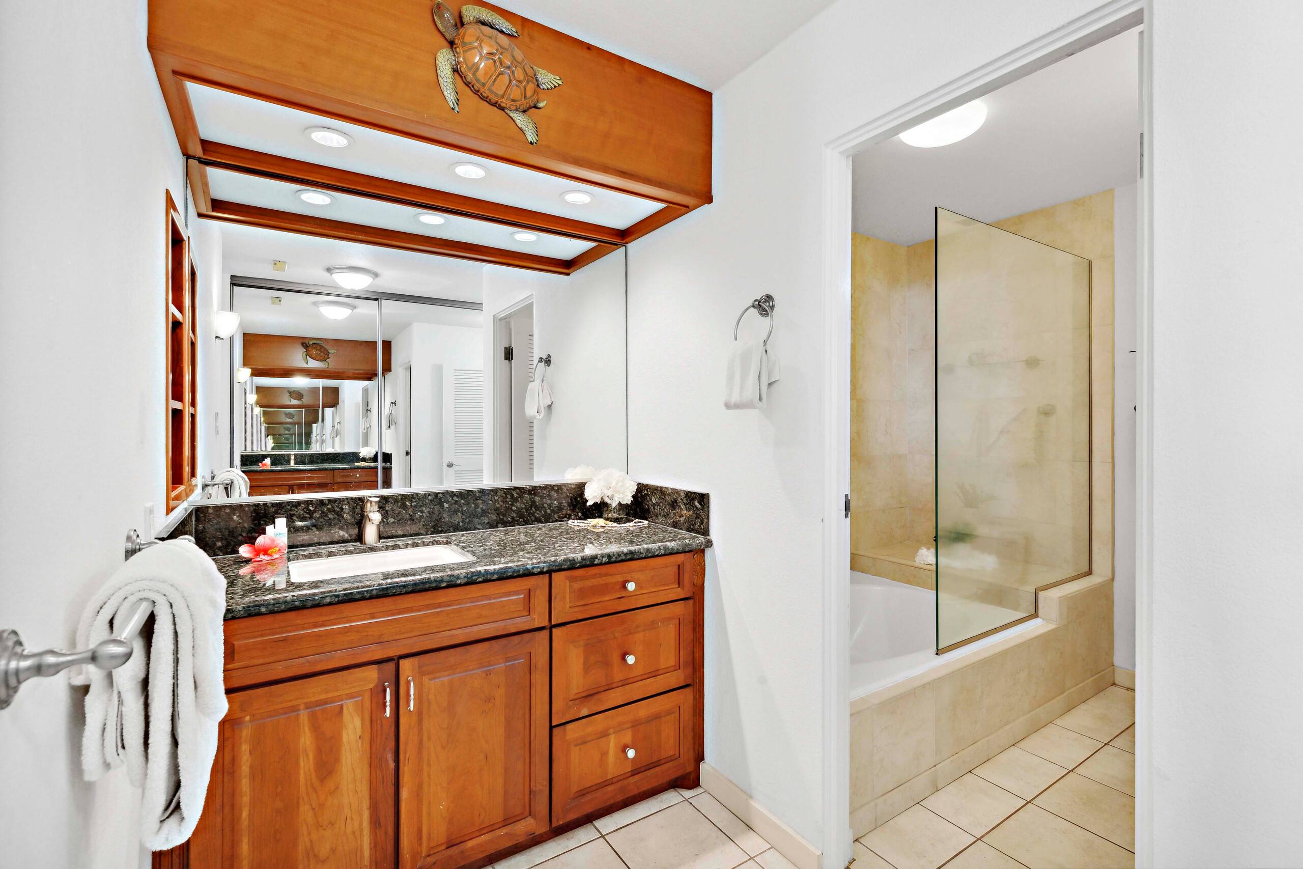 Condo in Lahaina · ★4.3 · 1 bedroom · 2 beds · 2 private baths - Image 11