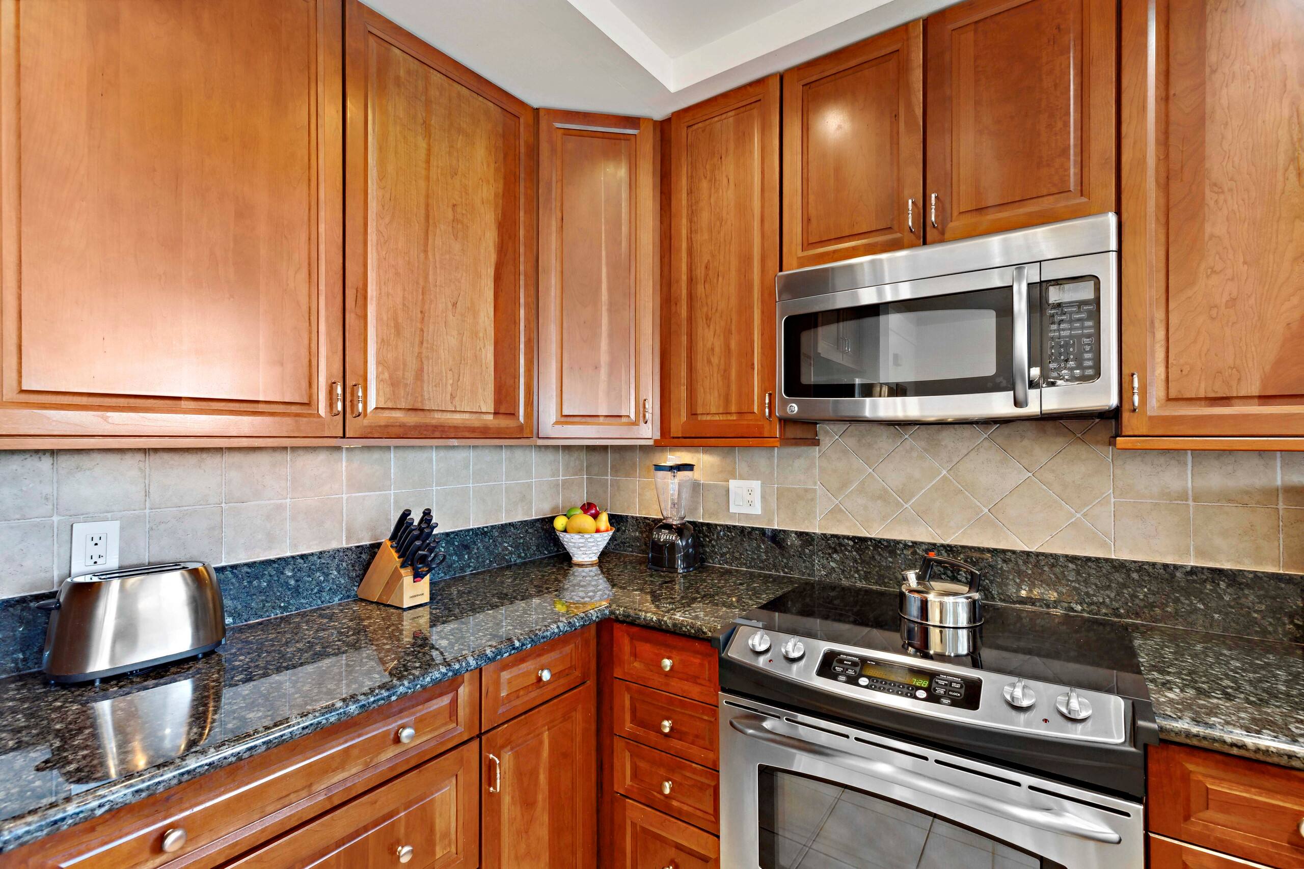 Condo in Lahaina · ★4.3 · 1 bedroom · 2 beds · 2 private baths - Image 36
