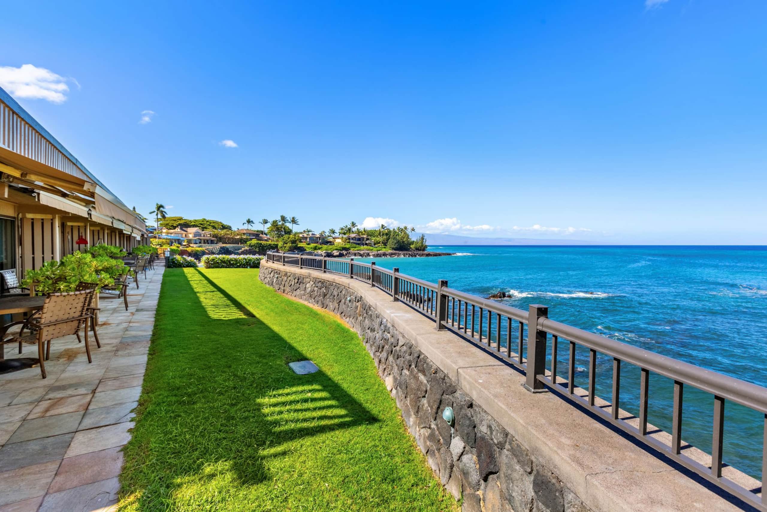 Condo in Lahaina · ★4.43 · 2 bedrooms · 4 beds · 2.5 baths - Image 52