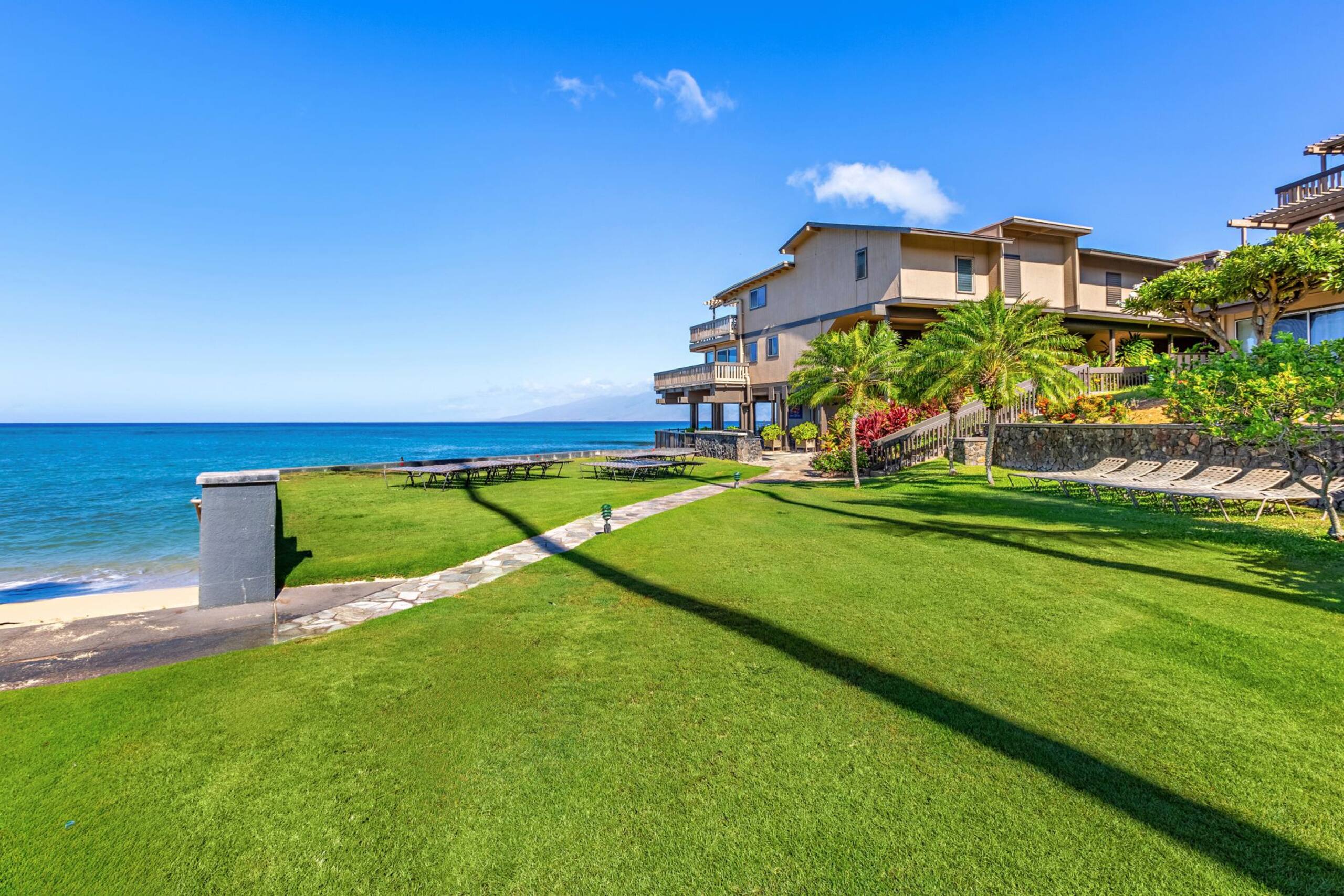 Condo in Lahaina · ★4.61 · 2 bedrooms · 4 beds · 2.5 private baths - Image 39