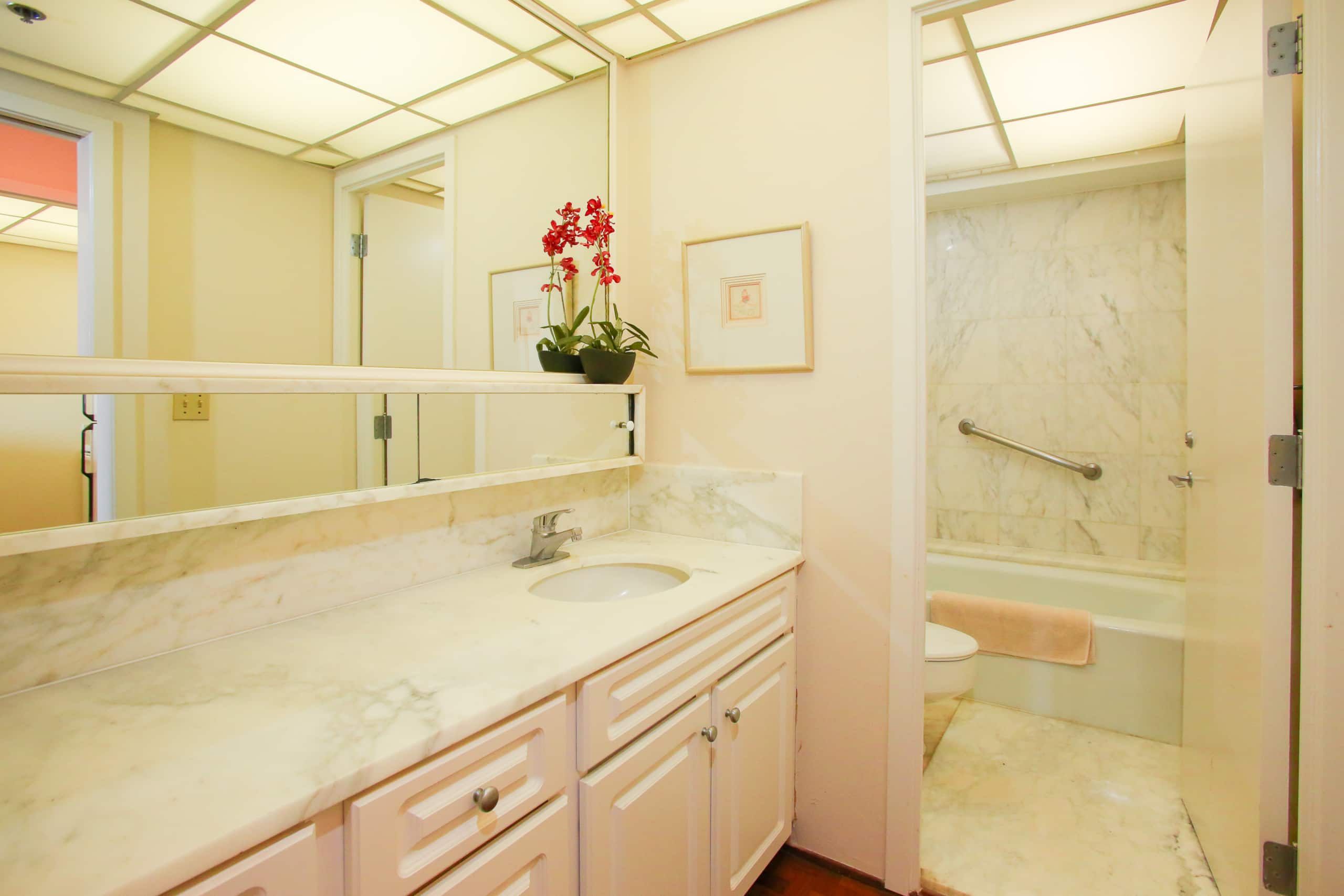 Condo in Lahaina · ★4.67 · 1 bedroom · 2 beds · 1 shared bath - Image 6
