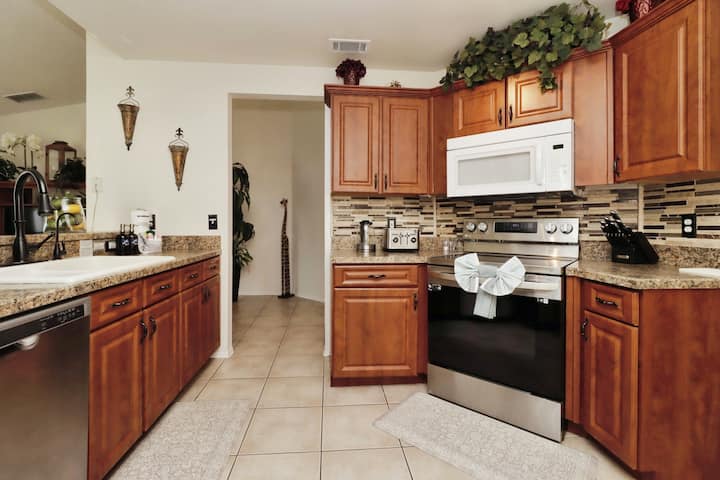Disney Trips Made Easy - Pool & Fenced Yard - Kissimmee, FL