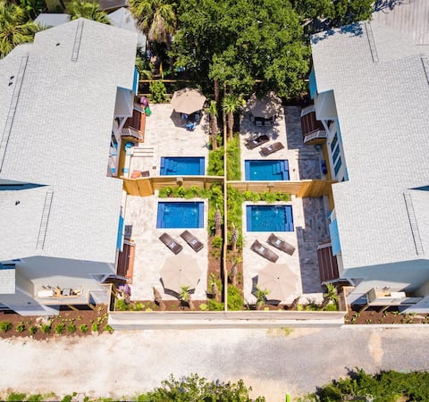 16 Bedrooms, 4 Pools, 2-Blocks to Beach