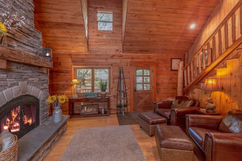 Torch Lake|Fall Colors, Cozy Firepit, Golf, Wine