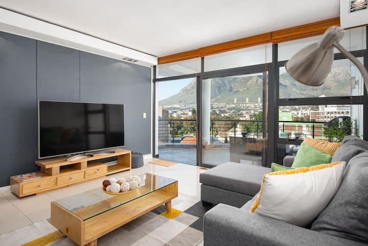 Contemporary City Apartment | Table Mountain Views - Cape Town