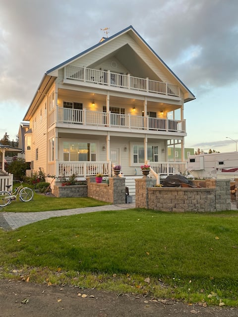 Lookout Lodge In Heart of Town with View