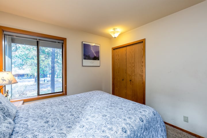 标准双人床卧室-楼下