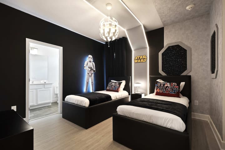 Lits jumeaux dans une chambre STAR WARS élégante avec lumière néon et Stormtrooper. 