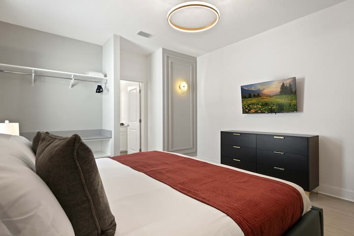 Suite moderne et élégante avec éclairage design, garniture personnalisée et grand téléviseur.