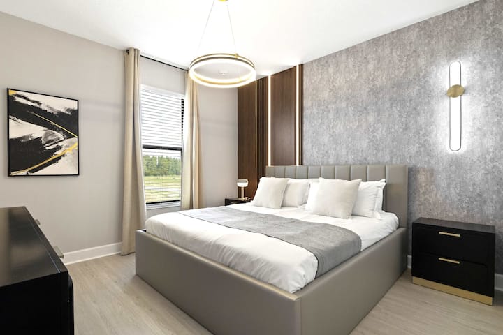 Des murs texturés, un éclairage d'accentuation et un lit king size moelleux. Le luxe à l'état pur. 