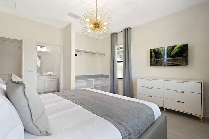 Esthétique moderne blanche et grise avec placard ouvert et rangement spacieux.