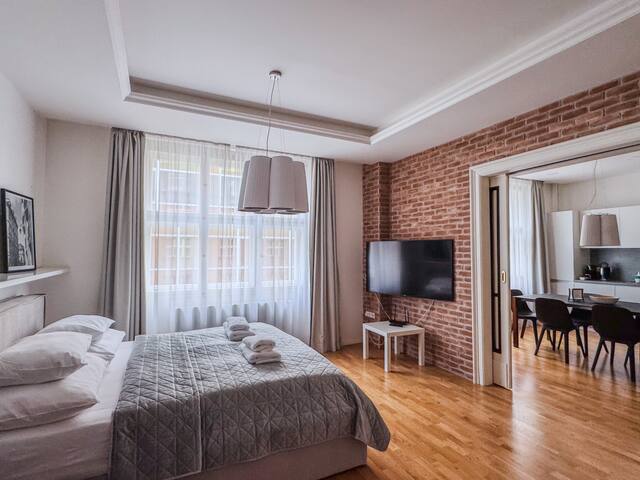 Bright and Modern 3-Bedroom Apartment in Old Town gallery image 4