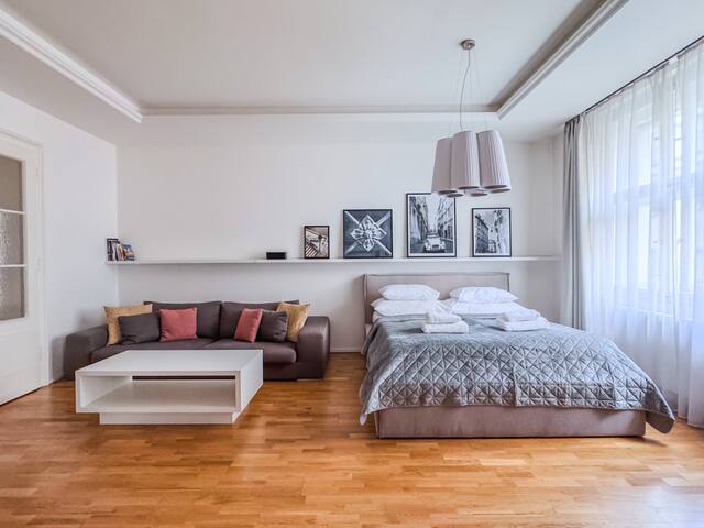 Bright and Modern 3-Bedroom Apartment in Old Town gallery image 2