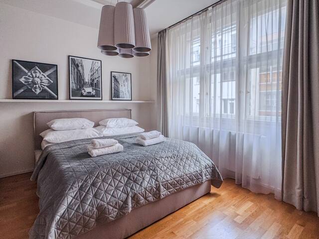 Bright and Modern 3-Bedroom Apartment in Old Town