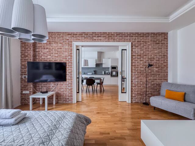 Bright and Modern 3-Bedroom Apartment in Old Town gallery image 5