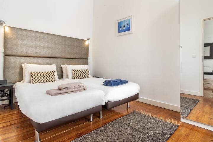 Lv Premier Baixa CR2- lift, ac, center, balcony gallery image 5