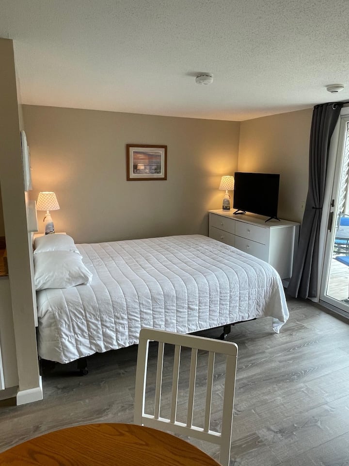 Unit #3 - Ground Floor Efficiency With A/c - Truro, MA