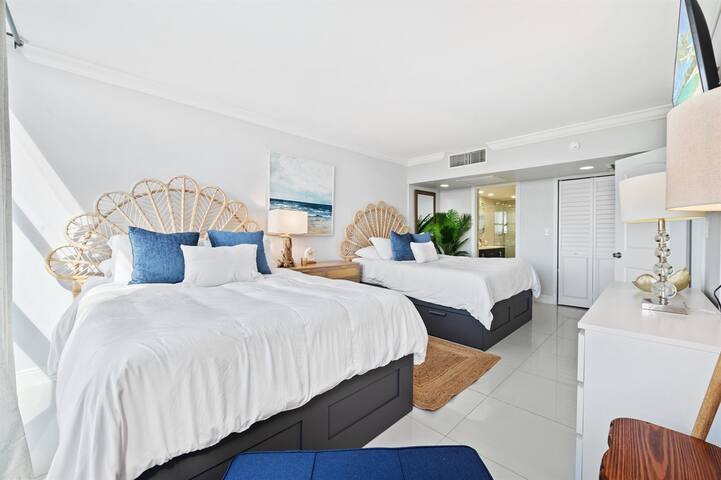 Beachfront: Luxurious 3-Bedroom Condo with POOL! gallery image 5