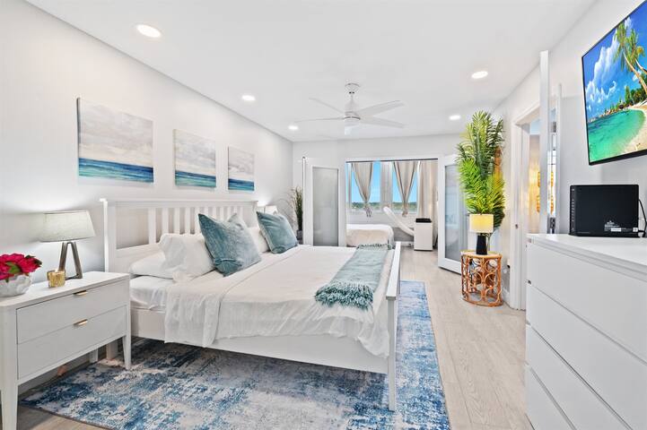 Beachfront: Luxurious 3-Bedroom Condo with POOL! gallery image 4