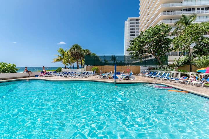 Beachfront: Luxurious 3-Bedroom Condo with POOL!