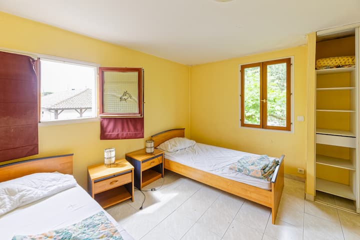 ห้องนอนที่มีเตียงขนาด 90 หลายเตียงมักใช้สำหรับเด็ก 