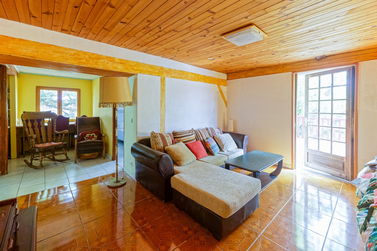 Მისაღები ოთახის ზემოთ, ტერასაზე გასასვლელით.