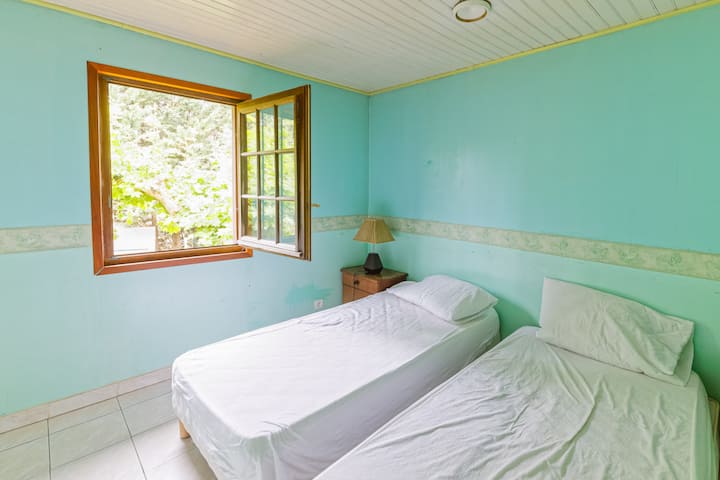 ห้องนอนชั้นบนมองเห็นลานหน้าบ้าน