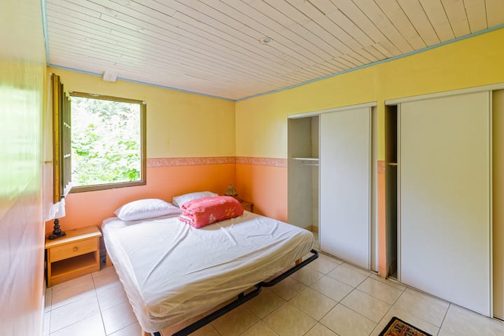 ห้องนอนชั้นบนมองเห็นสนามหน้าบ้าน 