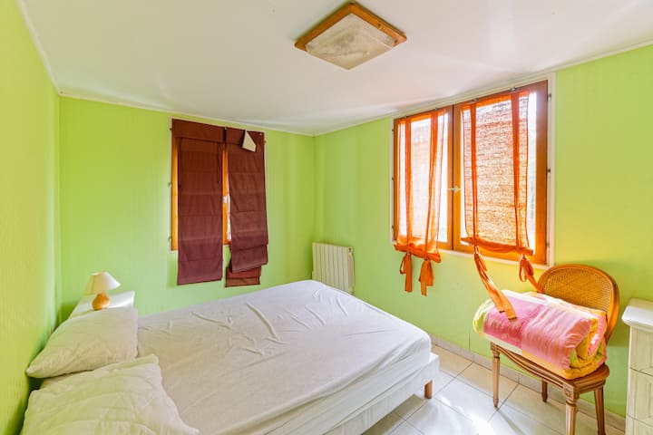 ห้องนอนชั้นล่างพร้อมห้องน้ำในตัว