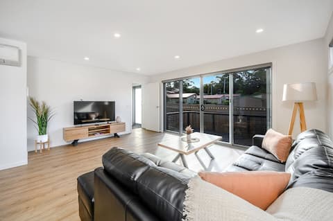The Bay Townhouse - 500m to beach! 3 bed 2.5 bath.