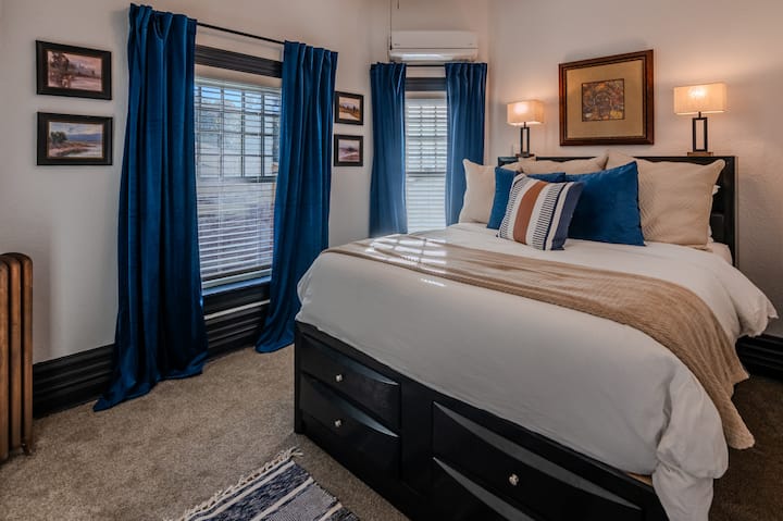 带Novaform床垫的标准双人床卧室