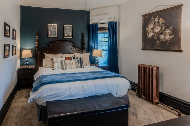 宽敞的加州特大号床和窗帘，让您睡个好觉。