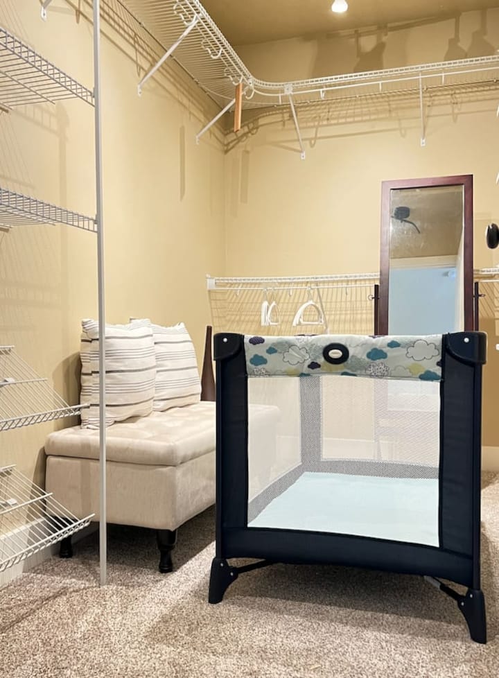 Se proporciona Pack 'n Play para la comodidad de tu pequeño.