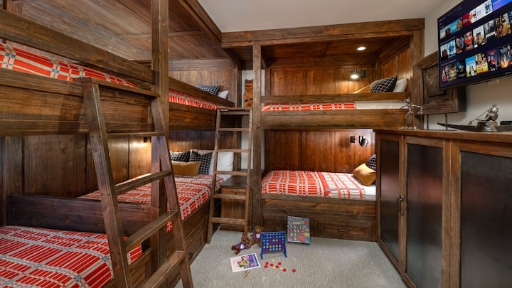 Спална соба 2, главно ниво – спална соба со кревет на спрат со два брачни кревета (широки 135 – 150 см) и кревет на спрат со два единечни кревета (широки 80 – 109 см)