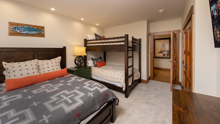 Спална соба 4, главно ниво – спална соба со брачен кревет (широк 150 – 179 см) и кревет на спрат (брачен кревет × 2)