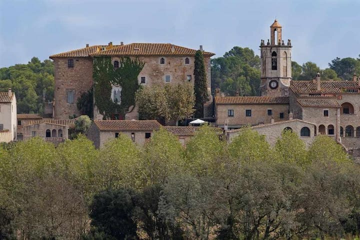 Castillo Medieval de estilo Gótico cerca de Girona
