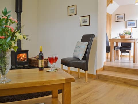 Top Airbnb: Shepherds Lodge in Lamphey