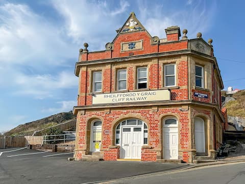 Cliff Railway Apartment