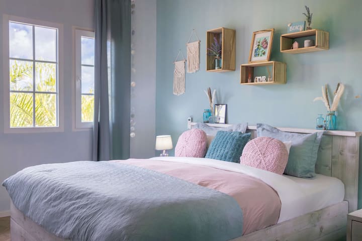 غرفة النوم الأولى