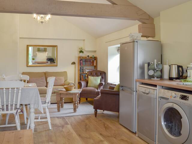 Alphin Apartment gallery image 2