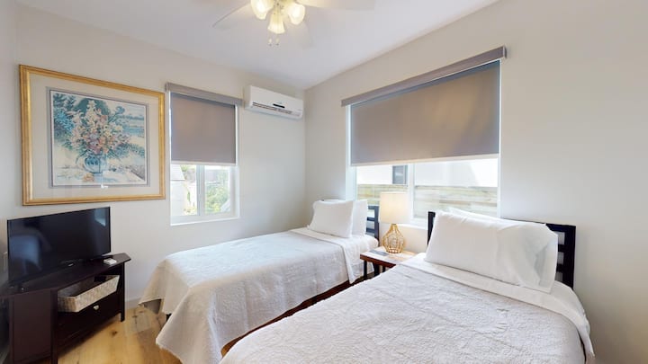 საძინებელი 1, ასევე, ცალკე აბაზანა‑ტუალეტი საშხაპით.