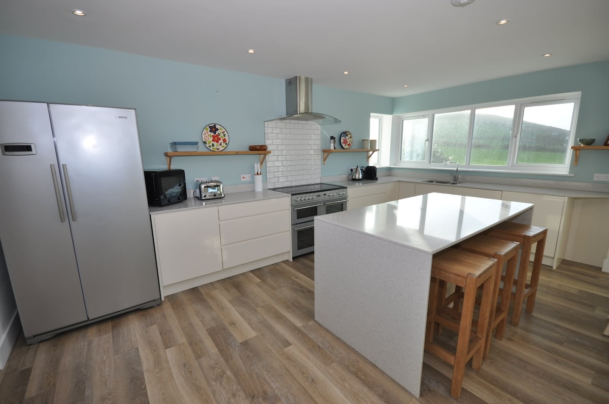 Top Airbnb: Seascape Croyde with private Hot Tub Croyde Beach in Georgeham