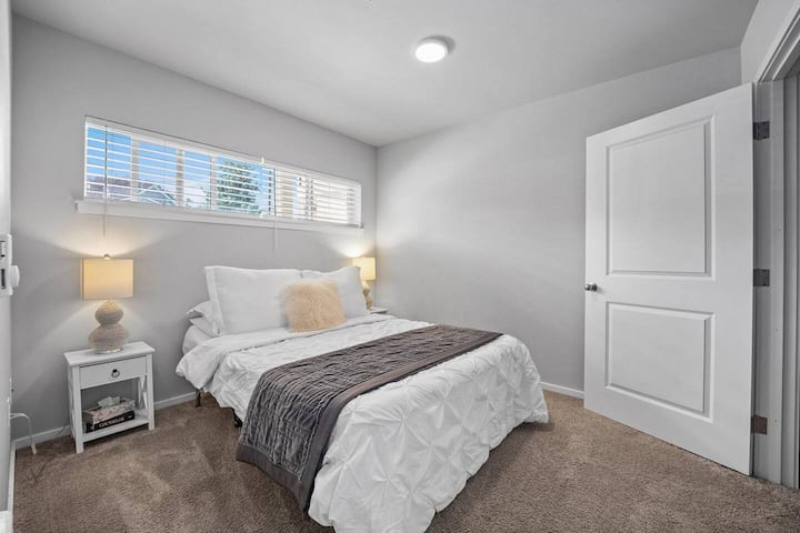 Segundo dormitorio con buen gusto con lujosa cama Tempurpedic King.