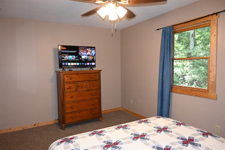 Kabati la kujipambia lenye runinga katika chumba cha kulala cha tatu