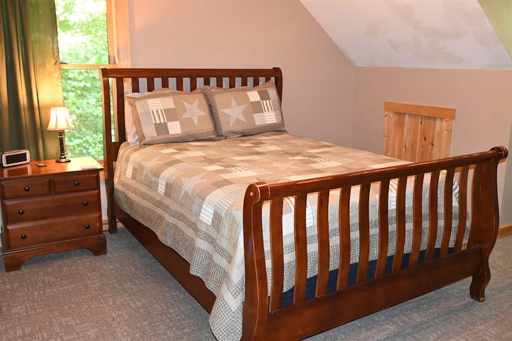 Kitanda cha ukubwa wa malkia katika chumba cha pili cha kulala